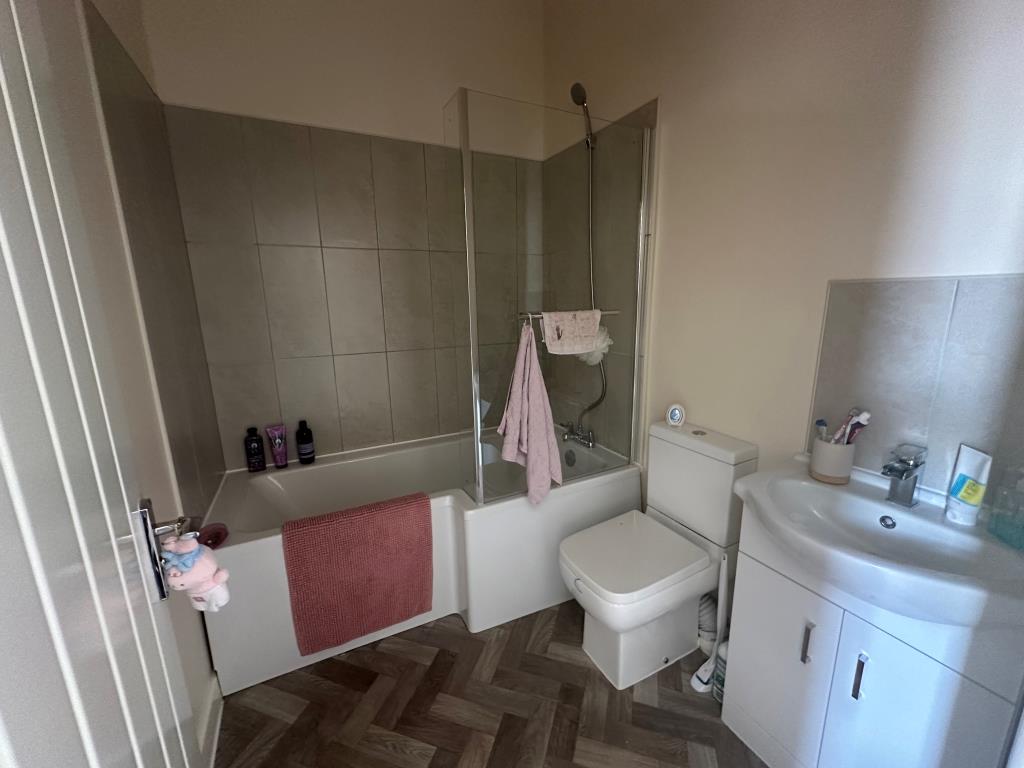 Lot: 84 - MIXED USE INVESTMENT IN TOWN CENTRE - Middle flat bathroom with W.C.